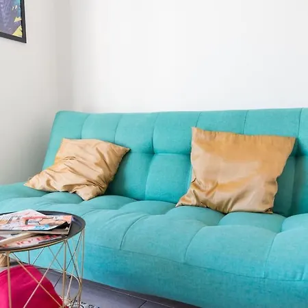 Sea View W/ 2 Rooms, Beach: 1 Minute דירה טורמולינוס