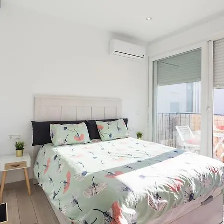 Sea View W/ 2 Rooms, Beach: 1 Minute Appartamento