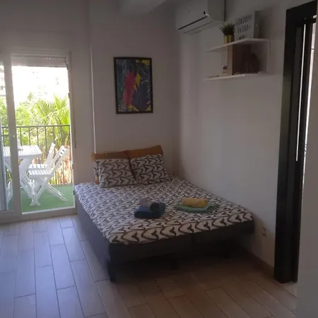Sea View W/ 2 Rooms, Beach: 1 Minute דירה