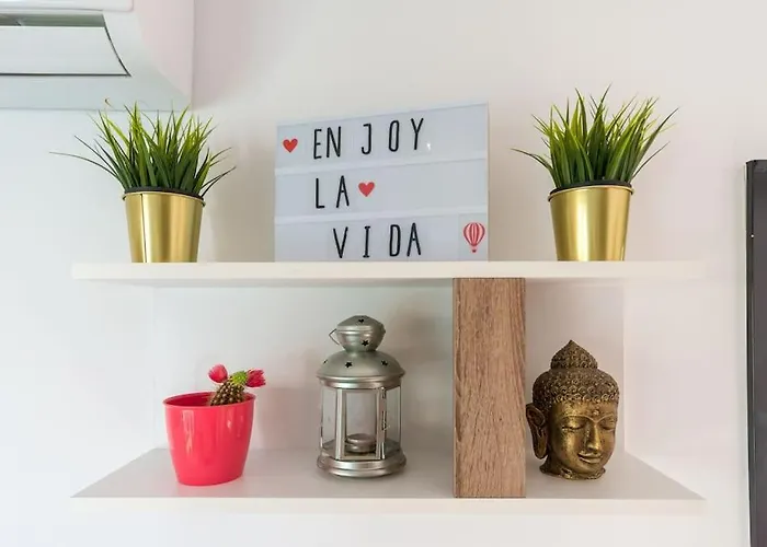 Sea View W/ 2 Rooms, Beach: 1 Minute Apartment *