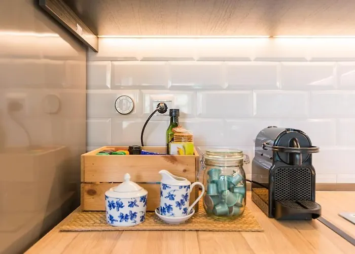 Sea View W/ 2 Rooms, Beach: 1 Minute Apartment *