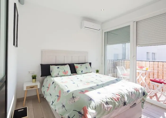 Sea View W/ 2 Rooms, Beach: 1 Minute Apartment